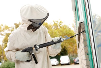 Mitarbeiter im Schutzanzug bei der Arbeit