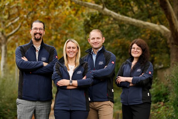 Vier Personen aus dem Team der Gebäudereinigung